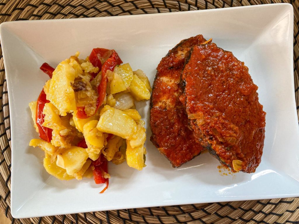PESCADO A LA BIZCAINA CON PATATAS A LO POBRE.   Crédito Javi de  @lahogueraverde