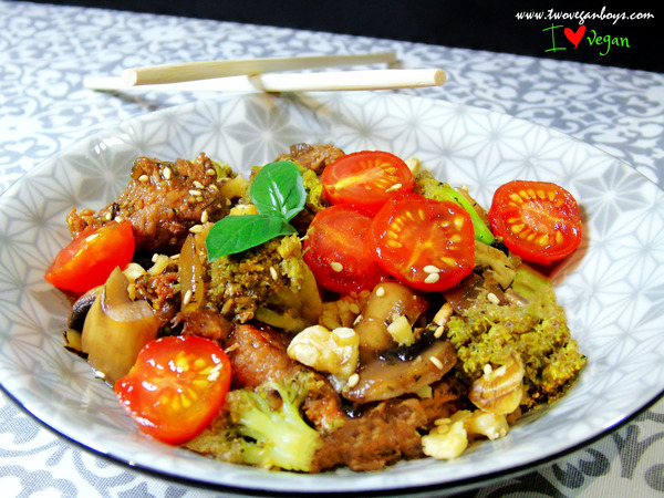 Wok de carne vegetal, brócoli, champiñones y nueces al estilo oriental